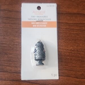 Ashland Halloween Tiny Treasures Mini Embellishment - Black and Pink Cake